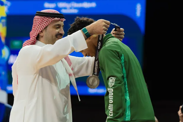 الأمير فهد بن جلوي يتوج آل عجيان بالفضية (الشرق الأوسط)