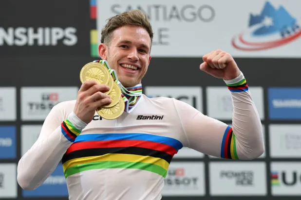 الأسطورة الهولندي هاري لافريسن يحتفل بذهبياته الأربع (أ.ف.ب)