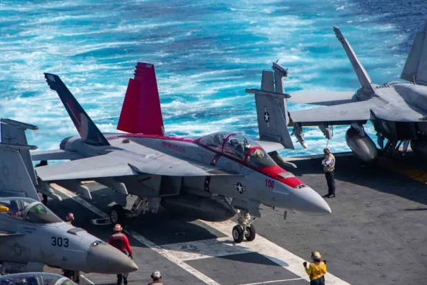 Bir F/A-18F Super Hornet savaş uçağı, bir ABD uçak gemisinin üzerinden kalkışa hazırlanıyor (Arşiv)