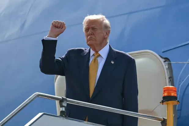 ABD Başkanı Donald Trump, Malezya'dan Tokyo'ya hareket etmeden önce (AFP)