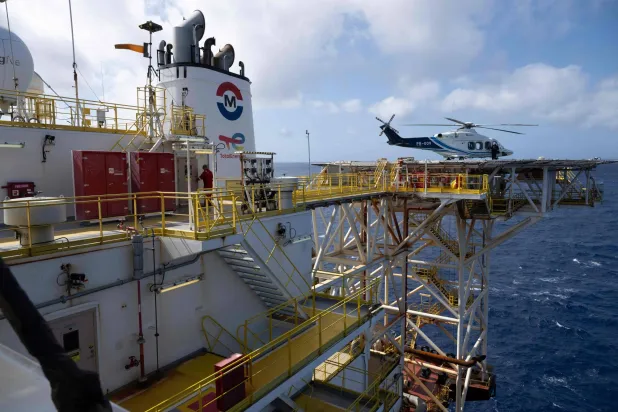 مهبط طائرات عمودية على متن سفينة إنتاج وتخزين وتفريغ عائمة تديرها شركة «توتال إنرديز» في حقل لابا بالبرازيل (أ.ف.ب)