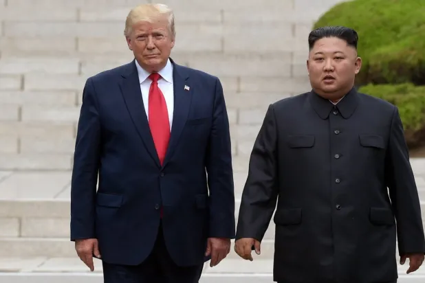 الرئيس الأميركي دونالد ترمب والزعيم الكوري الشمالي كيم جونغ أون على الحدود بين الكوريتين عام 2019 (أ.ب)