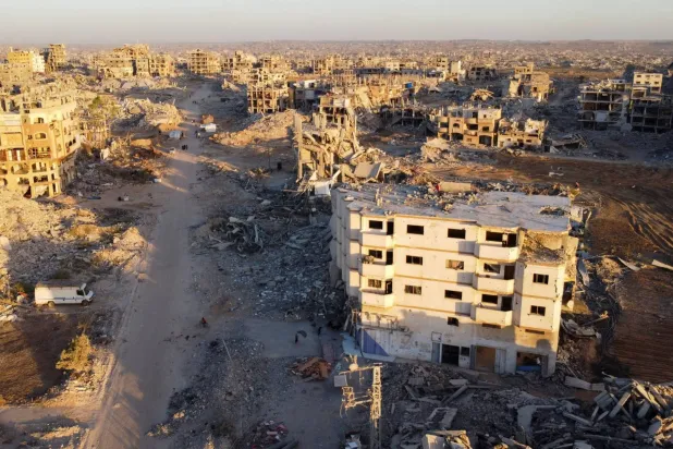 صورة التقطت بطائرة مسيّرة للدمار في حي سكني بمدينة غزة بعد انسحاب القوات الإسرائيلية بموجب اتفاق وقف إطلاق النار (رويترز)