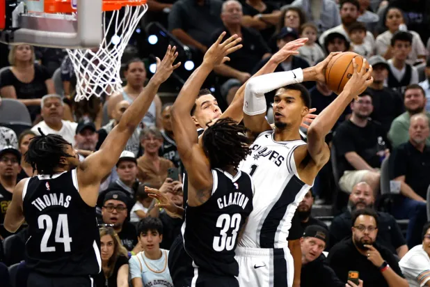 فيكتور ويمبانياما رقم 1 من فريق سان أنطونيو سبيرز يهاجم ضد فريق بروكلين نتس (أ.ف.ب)