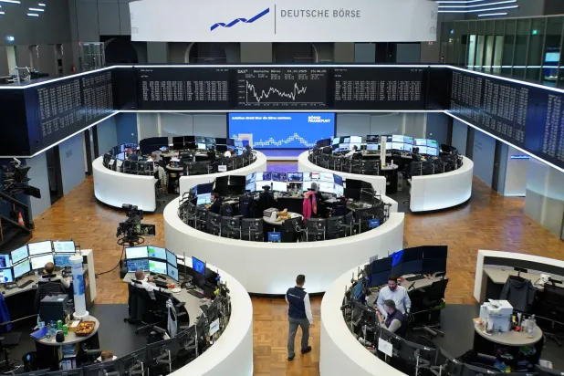 رسم بياني لمؤشر أسعار الأسهم الألماني «داكس» ببورصة فرنكفورت (رويترز)