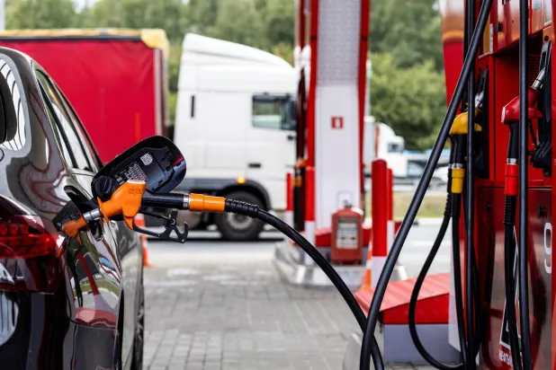 سيارة تتزود بالوقود في محطة بموسكو (رويترز)