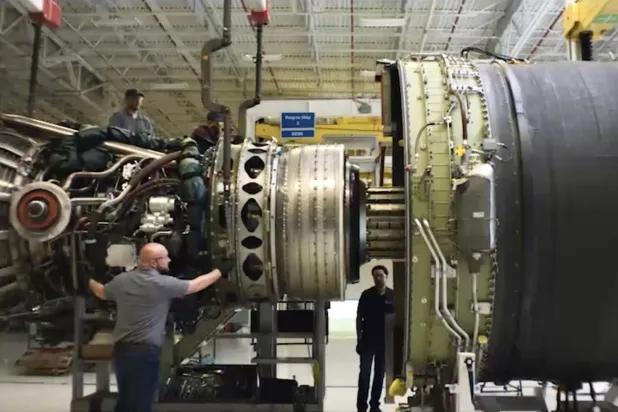 جانب من عمليات تصنيع محركات في «جي إي أيروسبيس»... (الشرق الأوسط)