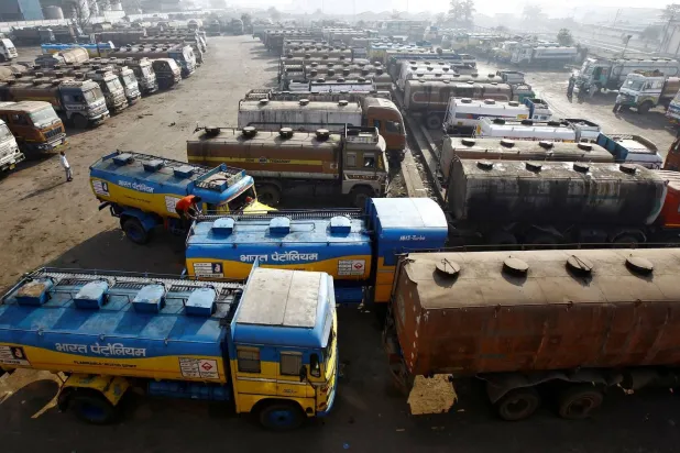 ناقلات نفط متوقفة في ساحة أمام مستودع وقود بالهند (رويترز)
