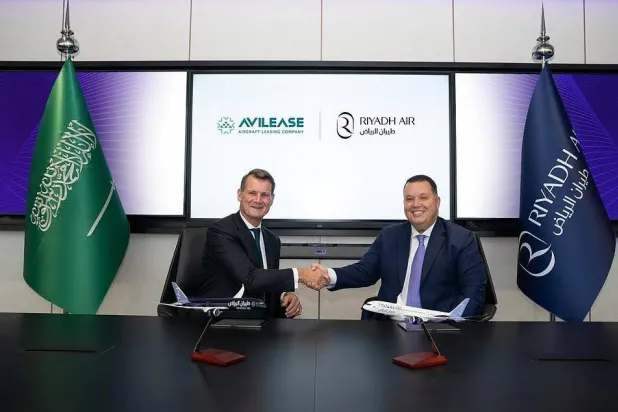 جانب من الاتفاقية بين «أفيليس» و«طيران الرياض» (الشرق الأوسط)