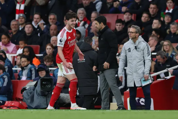 ديكلان رايس خرج مصاباً أمام كريستال بالاس (أ.ب)