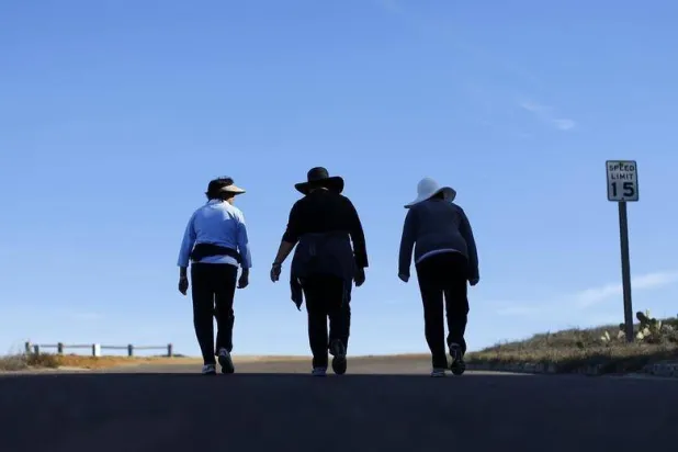 المشي للخلف قد يكون مفتاحك للتمتع بعمر طويل وصحة جيدة (رويترز)