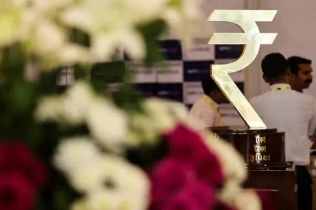 شعار الروبية يُرى داخل مقر بنك الاحتياطي الهندي (رويترز)