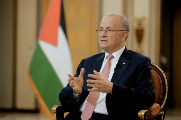 رئيس الوزراء الفلسطيني الدكتور محمد مصطفى متحدثاً لـ«الشرق الأوسط» (تصوير: تركي العقيلي)