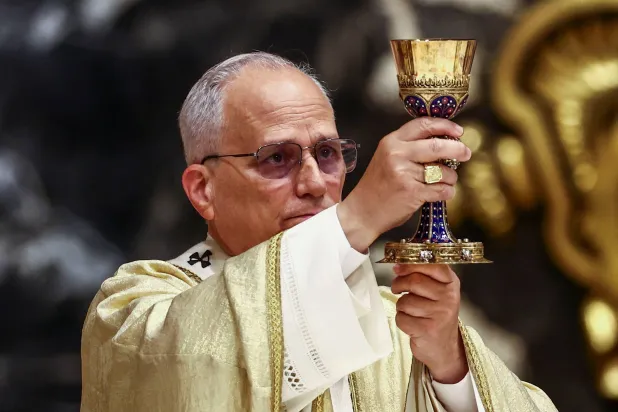 البابا ليو الرابع عشر خلال قداس في كاتدرائية القديس بطرس بالفاتيكان 26 أكتوبر 2025 (رويترز)