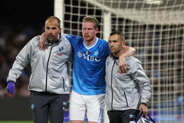 دي بروين خرج مصاباً في فوز نابولي على إنتر ميلان (د.ب.أ)