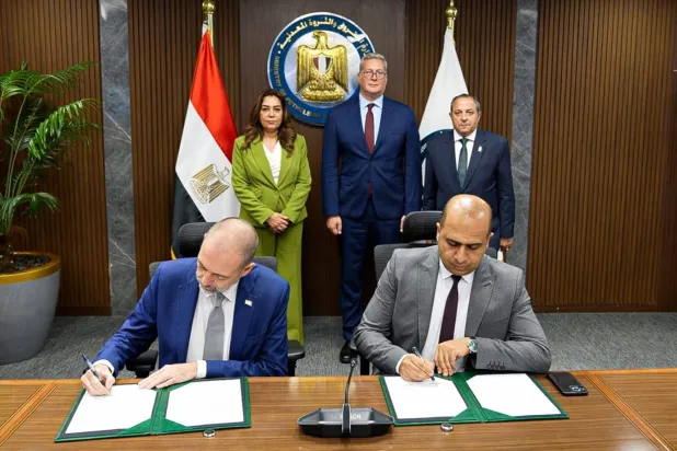 وزير البترول والقائم بأعمال وزير البيئة ومحافظ بورسعيد خلال توقيع اتفاقية تعاون في مجال إنتاج الغاز الحيوي مع «إيني» الإيطالية (وزارة البترول المصرية)
