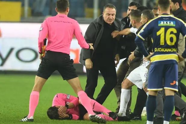 يحظر على الحكام في تركيا المشاركة في رهانات على المباريات (رويترز)