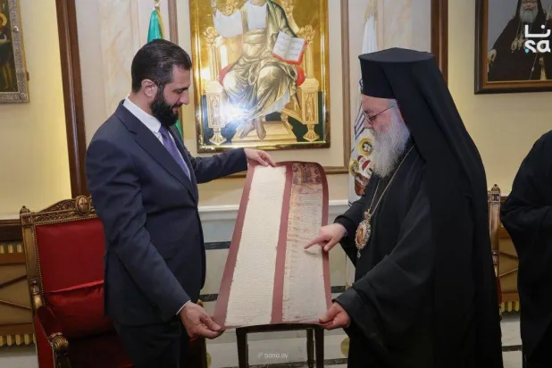 البطريرك يازجي يعرض نسخة من «العهدة» على الرئيس الشرع (سانا)