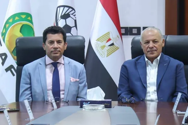 هاني أبو ريدة رئيس الاتحاد المصري لكرة القدم (يمين) مع أشرف صبحي وزير الرياضة المصري (الاتحاد المصري)