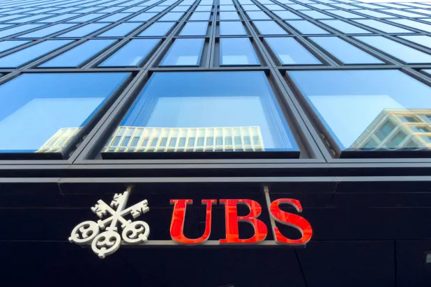 شعار بنك «يو بي إس» السويسري في زيوريخ (رويترز)