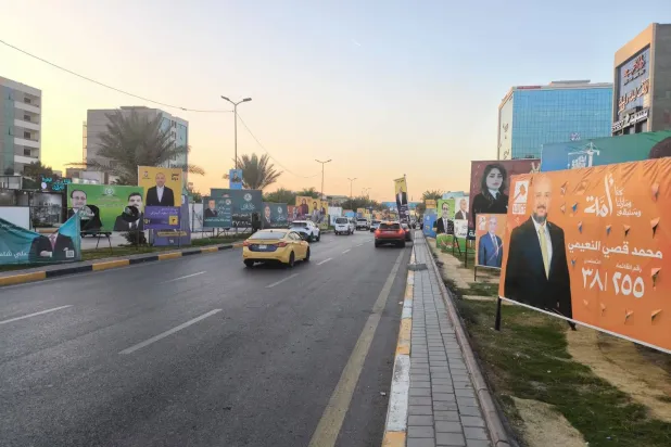 صور ولافتات لمرشحي الانتخابات البرلمانية بشارع فلسطين في بغداد (الشرق الأوسط)