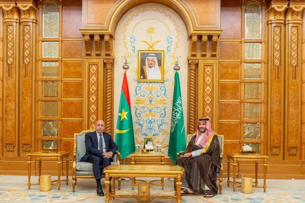 ولي العهد السعودي الأمير محمد بن سلمان مستقبلاً الرئيس الموريتاني محمد ولد الشيخ الغزواني على هامش المؤتمر في الرياض (واس)