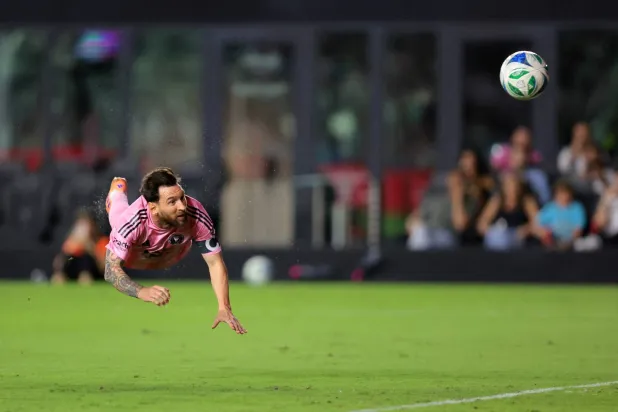 ليونيل ميسي لحظة تسجيله الهدف الأول لإنتر ميامي في ناشفيل (رويترز)
