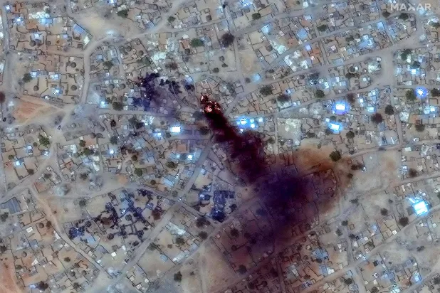 حريق ودخان في مخيم «زمزم» قرب مدينة الفاشر بإقليم دارفور في أبريل الماضي (أ.ف.ب)