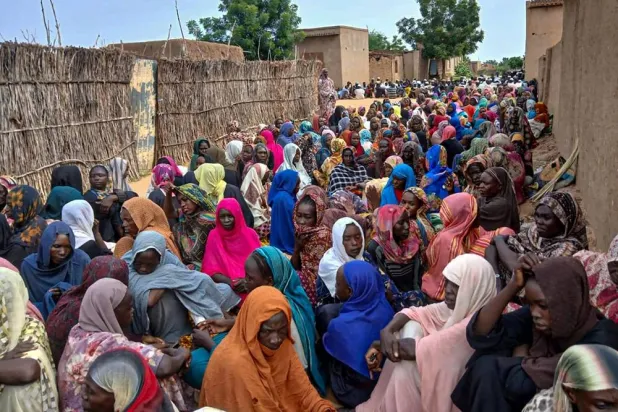 Sudanese residents gather to receive free meals in el-Fasher, a city besieged by the Rapid Support Forces (RSF) for more than a year, in the Darfur region, on August 11, 2025. (AFP)