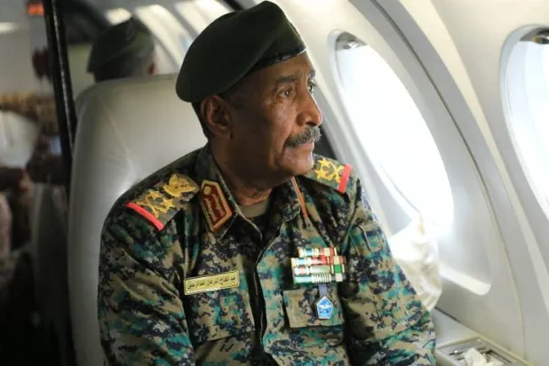 البرهان داخل الطائرة الرئاسية بعد هبوطها في مطار الخرطوم بدقائق مساء السبت (إعلام مجلس السيادة)