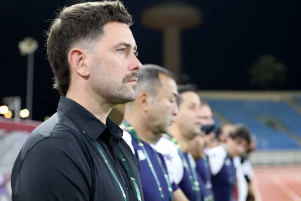 الإنجليزي ديس باكنغهام مدرب فريق الخلود (تصوير: مشعل القدير) 