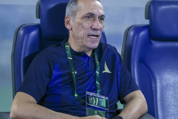 اليوناني دونيس مدرب فريق الخليج (تصوير: سعد الدوسري) 