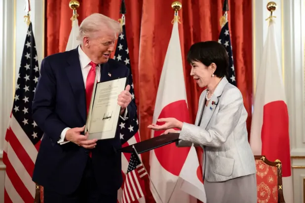 Trump ve Takaichi, bugün Tokyo'da nadir toprak elementleri tedarik güvenliği anlaşmasını imzaladıktan sonra (Reuters)