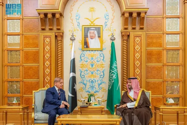 Saudi Crown Prince and Prime Minister Mohammed bin Salman bin Abdulaziz Al Saud met with Prime Minister of Pakistan Muhammad Shehbaz Sharif. (SPA)
