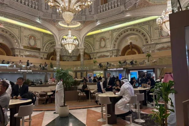 مشاركون ينتظرون بدء المؤتمر أعماله (الشرق الأوسط)