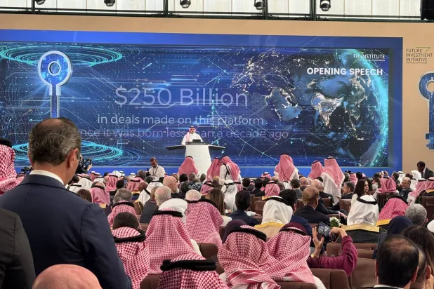 الرميان متحدثاً في افتتاح مؤتمر «مبادرة مستقبل الاستثمار» (الشرق الأوسط)