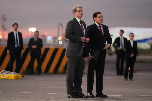 سكوت بيسنت ووزير الخارجية ماركو روبيو ينتظران وصول الرئيس دونالد ترمب في مطار هانيدا بطوكيو (أ.ف.ب)