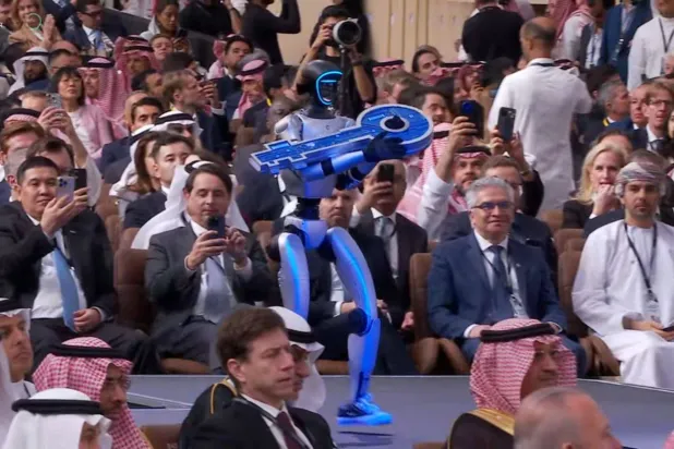 روبوت ذكي يحمل «مفتاح الازدهار» في بداية افتتاح مؤتمر «مبادرة مستقبل الازدهار» (الشرق الأوسط)