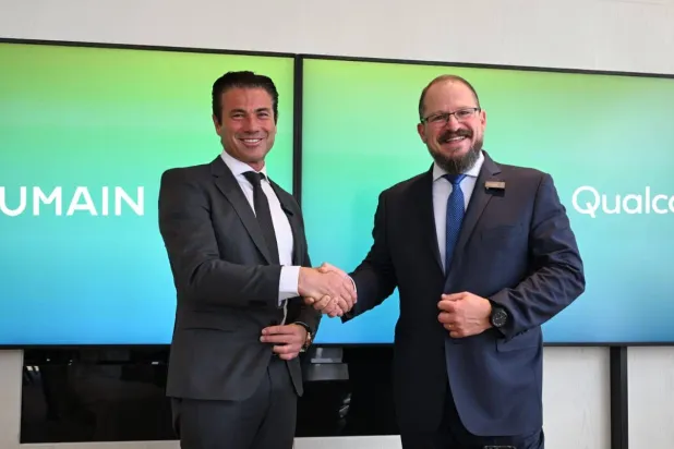 طارق أمين الرئيس التنفيذي لشركة «هيوماين» (شمال) وكريستيانو آمون الرئيس التنفيذي لشركة «كوالكوم تكنولوجيز» بعد توقيع الاتفاقية (هيوماين)