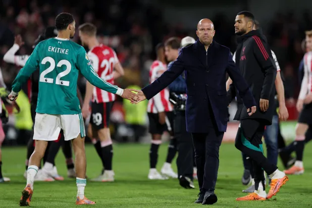 يسعى ليفربول بقيادة مدربه الهولندي أرني سلوت لتجنب المزيد من الحرج (رويترز)