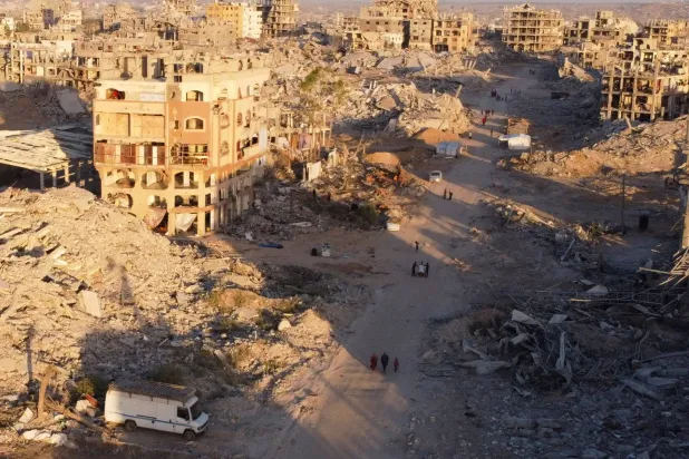 جانب من الدمار جراء الغارات الإسرائيلية على قطاع غزة (رويترز)