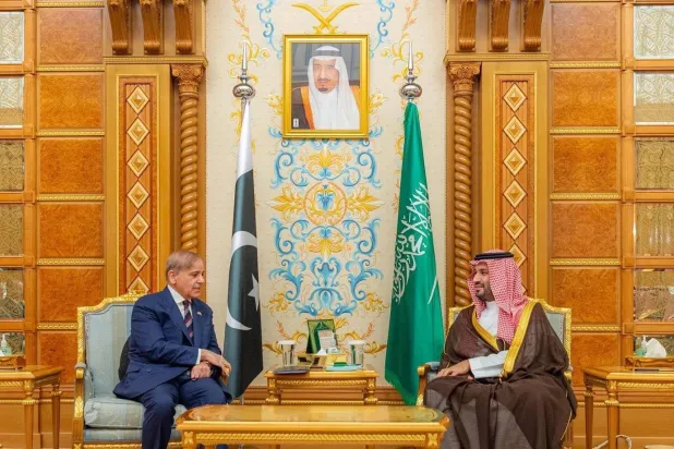 ولي العهد السعودي لدى استقباله رئيس الوزراء الباكستاني (واس)