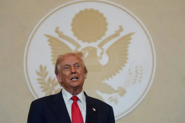 دونالد ترمب يتحدث إلى قادة الأعمال خلال مأدبة عشاء في طوكيو (أ.ب)