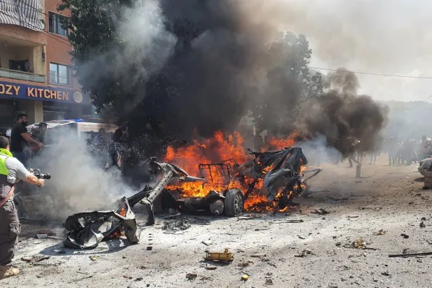 السيارة التي استُهدفت بغارة على طريق تول في قضاء النبطية واستهدفت القيادي في «حزب الله» حسن كركي (الوكالة الوطنية للإعلام)