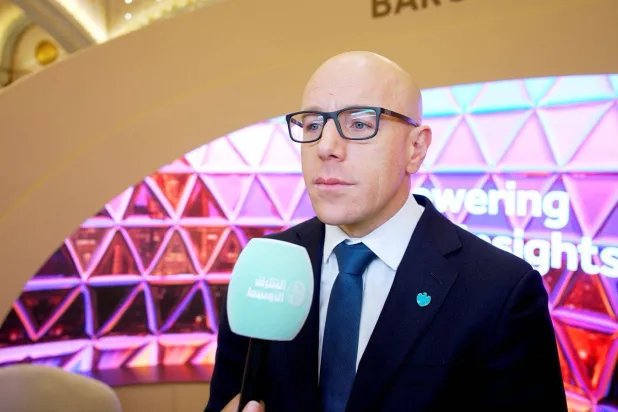 رئيس التمويل المستدام والانتقالي في «باركليز» دانيال هانا يتحدث لـ«الشرق الأوسط» (تصوير: تركي العقيلي)