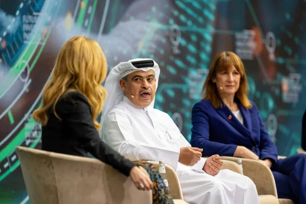 الكواري خلال جلسة نقاشية في «مبادرة مستقبل الاستثمار» في الرياض مع وزيرة المالية البريطانية ريتشل ريفز (الشرق الأوسط)