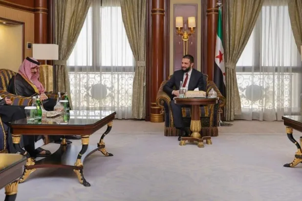 الرئيس السوري أحمد الشرع التقى في مقر إقامته بالرياض الأمير فيصل بن فرحان وزير الخارجية السعودي (سانا)