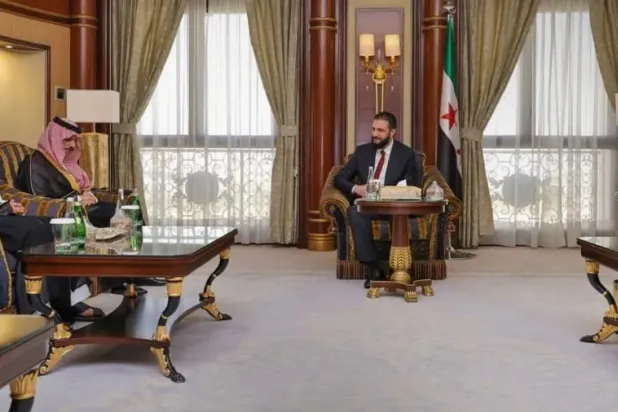 Suriye Cumhurbaşkanı Ahmed eş-Şera, Riyad'daki konutunda Suudi Arabistan Dışişleri Bakanı Prens Faysal bin Ferhan ile bir araya geldi. (SANA)