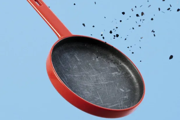 شظايا صغيرة تتطاير عند التسخين الزائد للمقالي غير اللاصقة