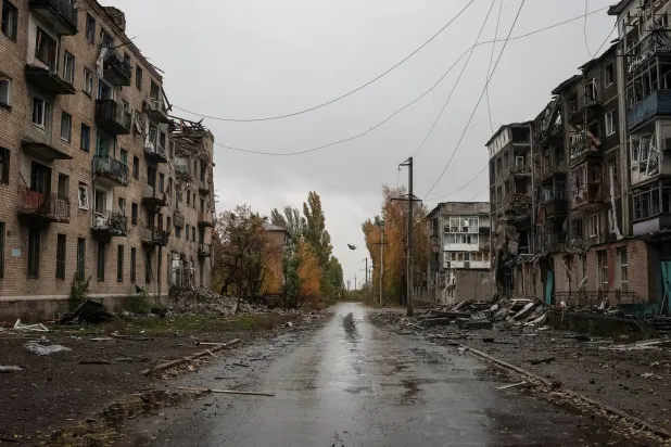 مبانٍ سكنية متضررة جراء قصف عسكري روسي (رويترز)